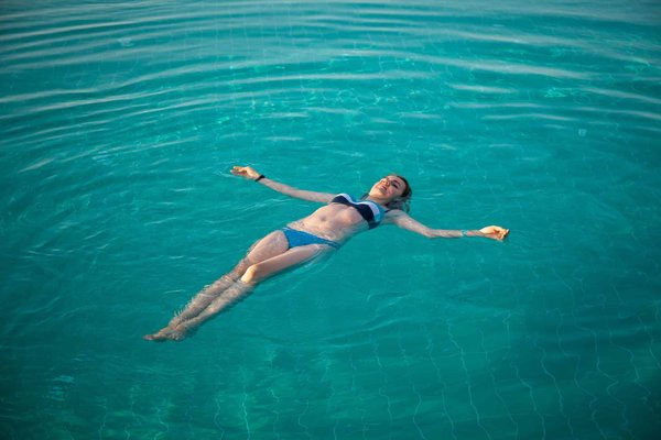 Quels sont les moyens d'intégrer un apprentissage linguistique dans un jeu d'aventure immersif ?