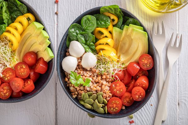 Comment assurer le suivi des versions d'une base de données avec des migrations automatisées?