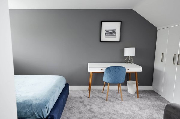 Comment convertir une salle de réunion en espace de visioconférence moderne avec un budget limité ?